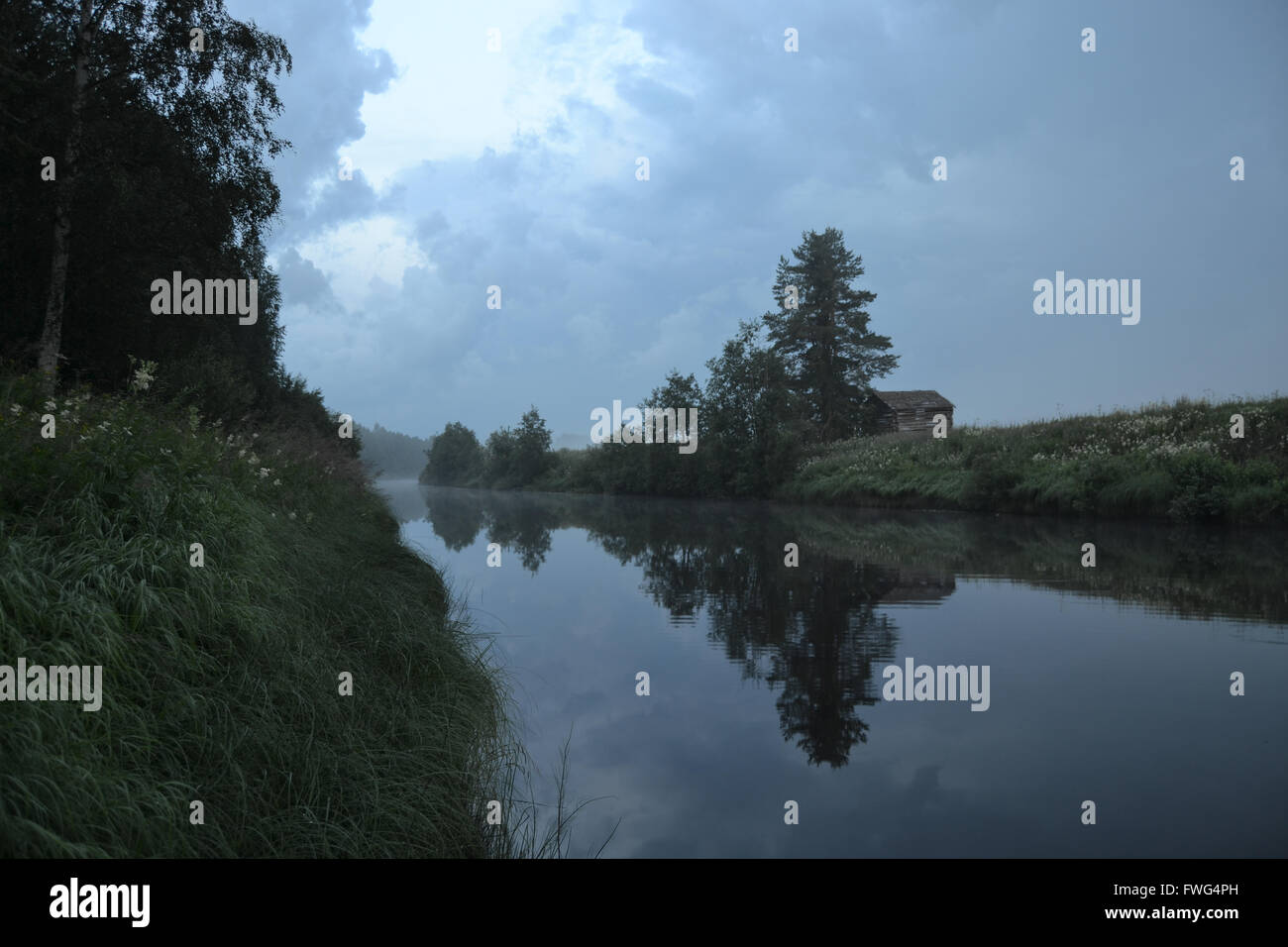 Einen Fluss in Sommernacht in Österbotten Nordregion in Finnland Stockfoto