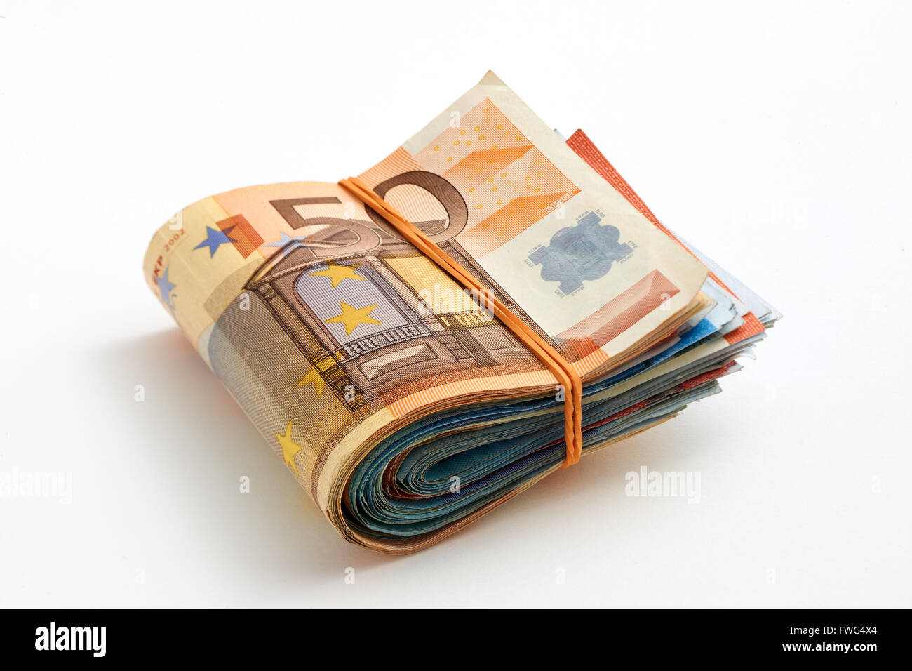 Stapel von Euro Geld von einem Gummiband zusammengehalten Stockfoto