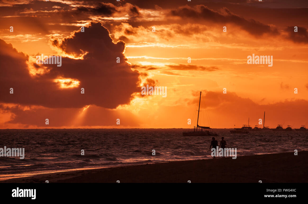 Karibik Küsten Seestück bei Sonnenaufgang. Atlantik Küste, sandigen Strand in rote Morgensonne Stockfoto