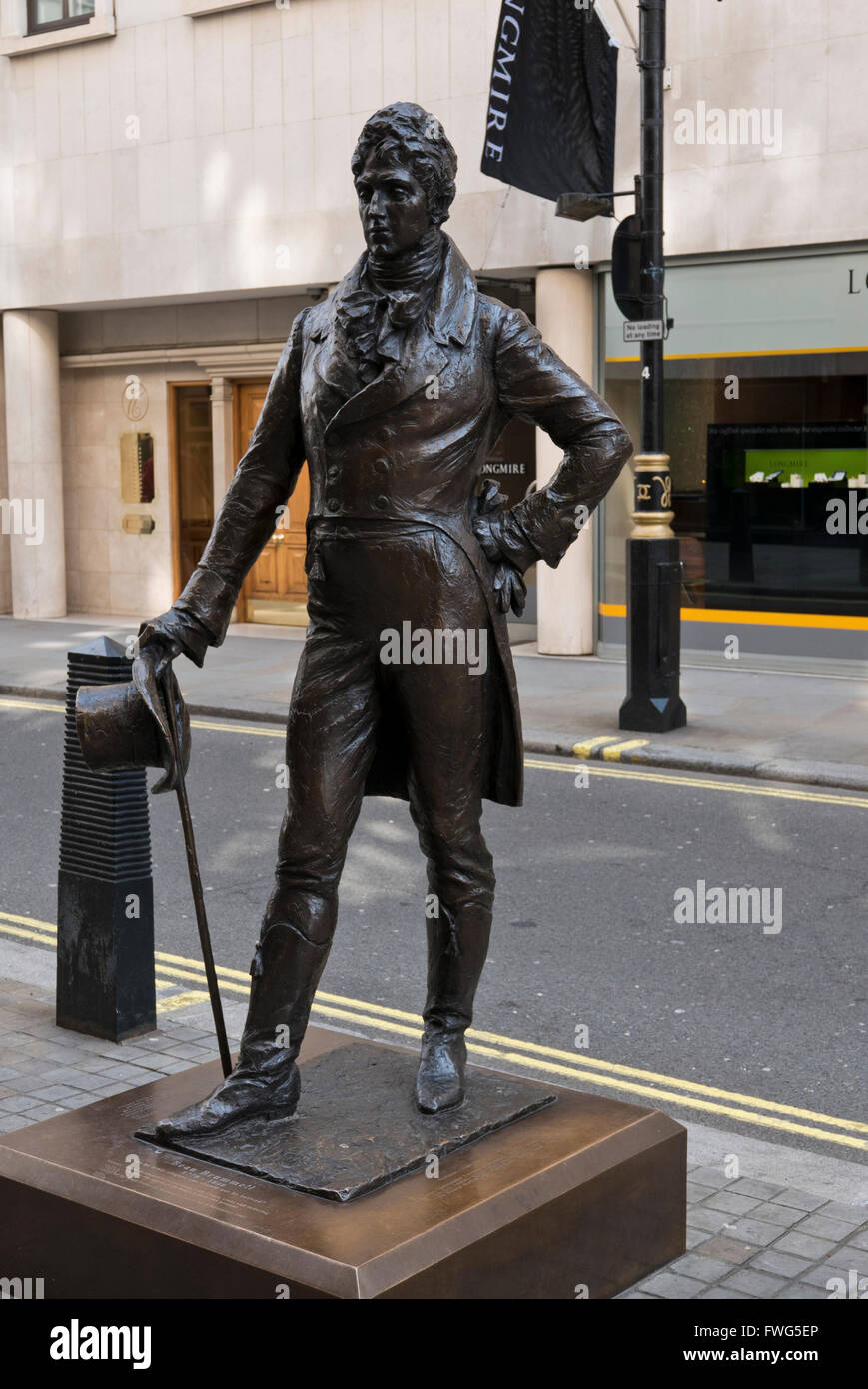 Eine Bronzeskulptur von George Bryan Brummell bekannt als Beau Brummell von Irena Sedlecka in Jermyn Street, London, Vereinigtes Königreich. Stockfoto