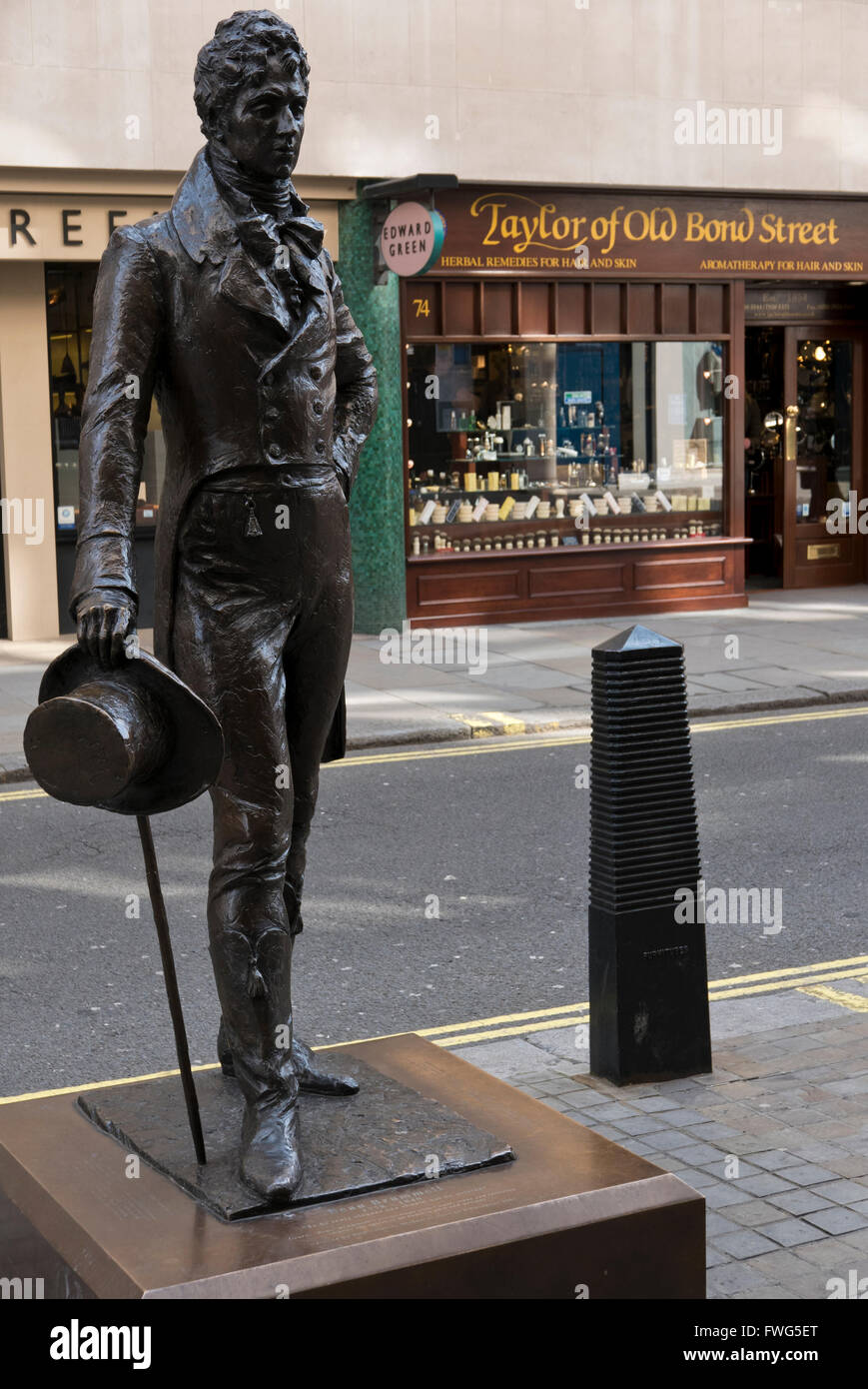 Eine Bronzeskulptur von George Bryan Brummell bekannt als Beau Brummell von Irena Sedlecka in Jermyn Street, London, Vereinigtes Königreich. Stockfoto