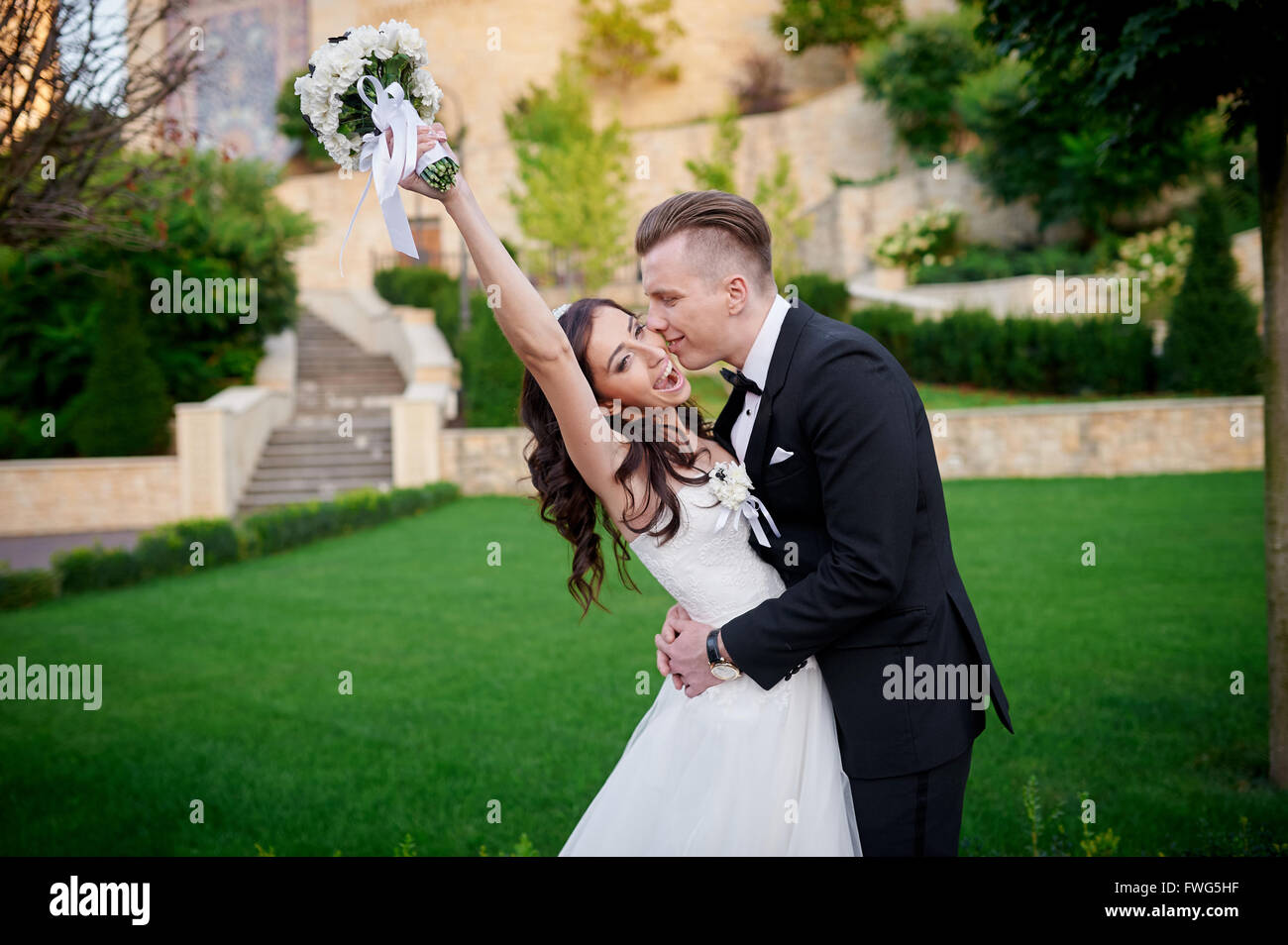 paar Braut und Bräutigam an ihrem Hochzeitstag gerne im Park spazieren Stockfoto