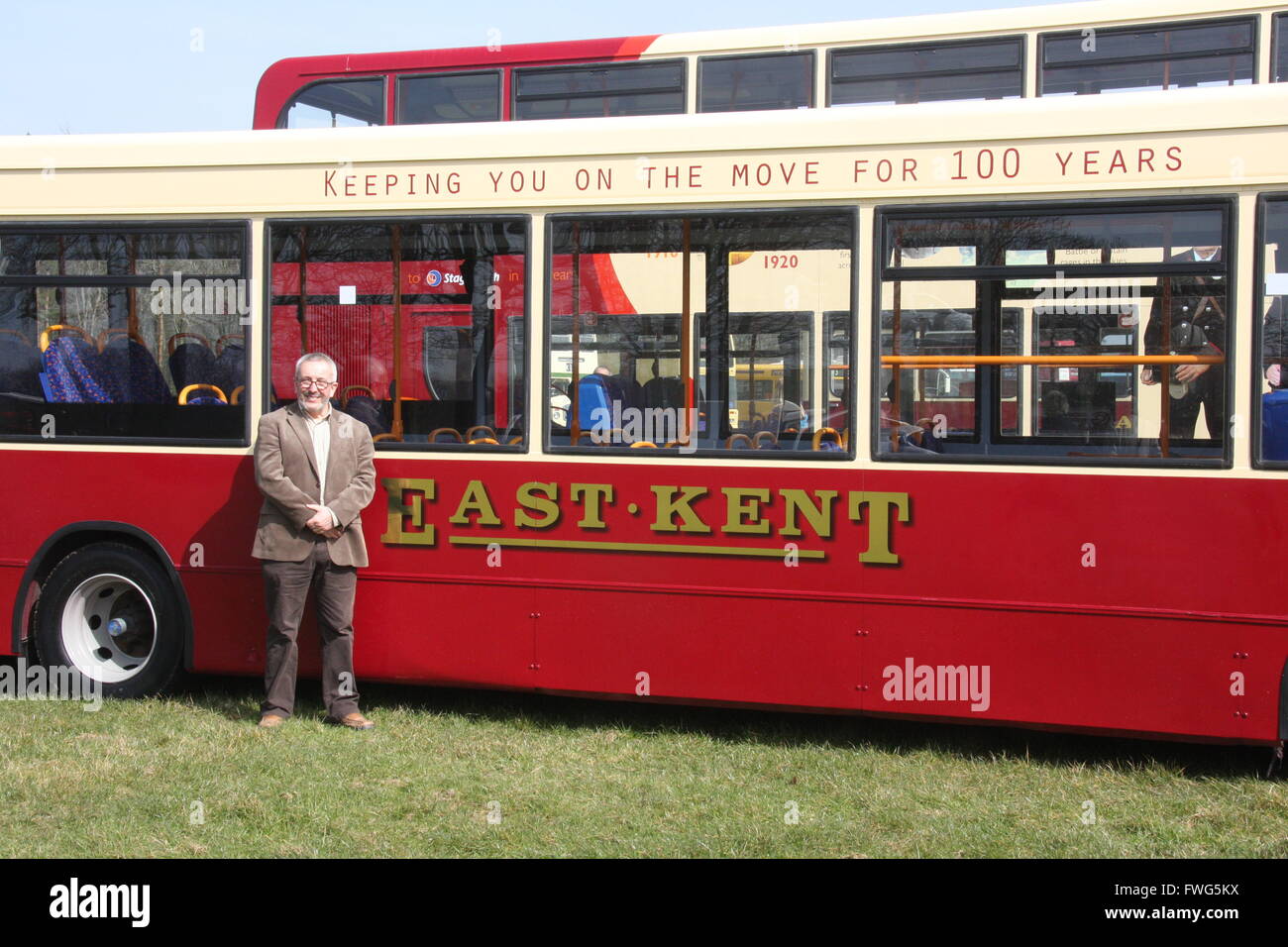 STAGECOACH SÜD-OST MANAGING DIRECTOR PHILIP NORWELL MIT BUS IN EAST KENT 2016 HUNDERTJÄHRIGEN LACKIERUNG Stockfoto