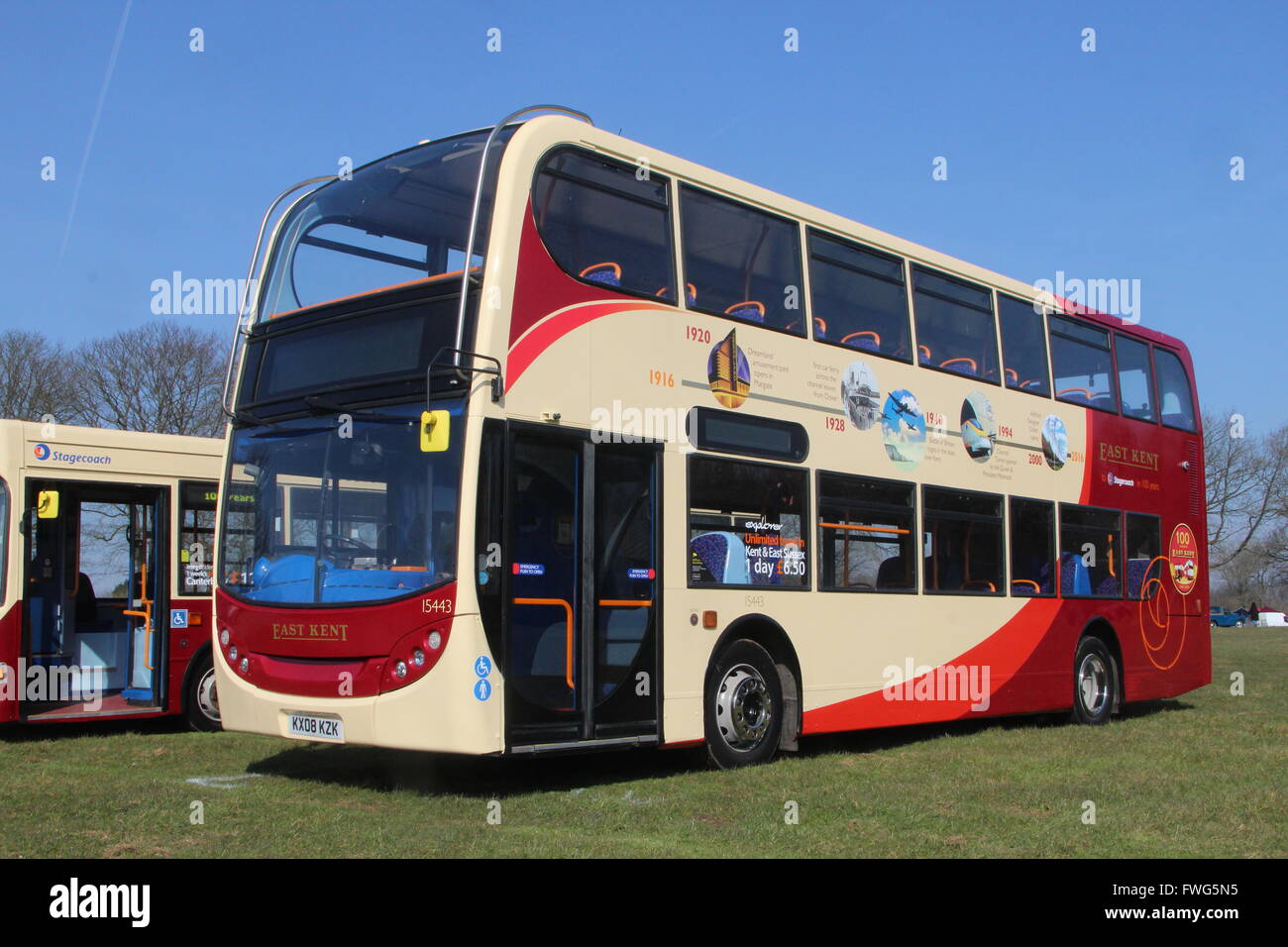 POSTKUTSCHE EAST KENT 2016 HUNDERTJÄHRIGEN DOPPELDECKER BUS IN SPEZIELLE CREME / MAROON LACKIERUNG ZUM 100. GEBURTSTAG Stockfoto