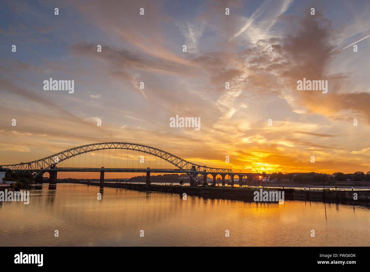 River Mersey und Widnes zur Runcorn Queensway Bridge bei Sonnenuntergang in der Mittsommernacht. Stockfoto