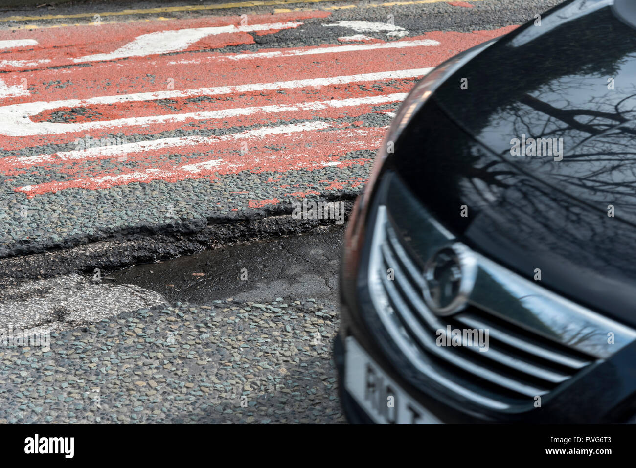 Schlagloch in Fahrbahn Stockfoto