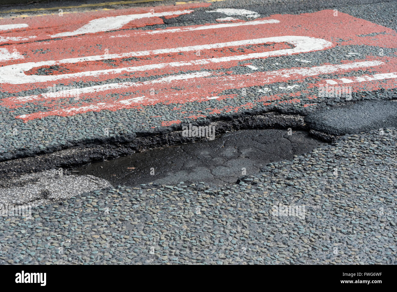 Schlagloch in Fahrbahn Stockfoto