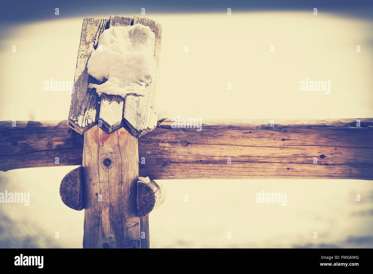 Vintage getönten Nahaufnahme Bild eines Holzzaun Details, typisch für Bergbauernhöfe, geringe Schärfentiefe. Stockfoto