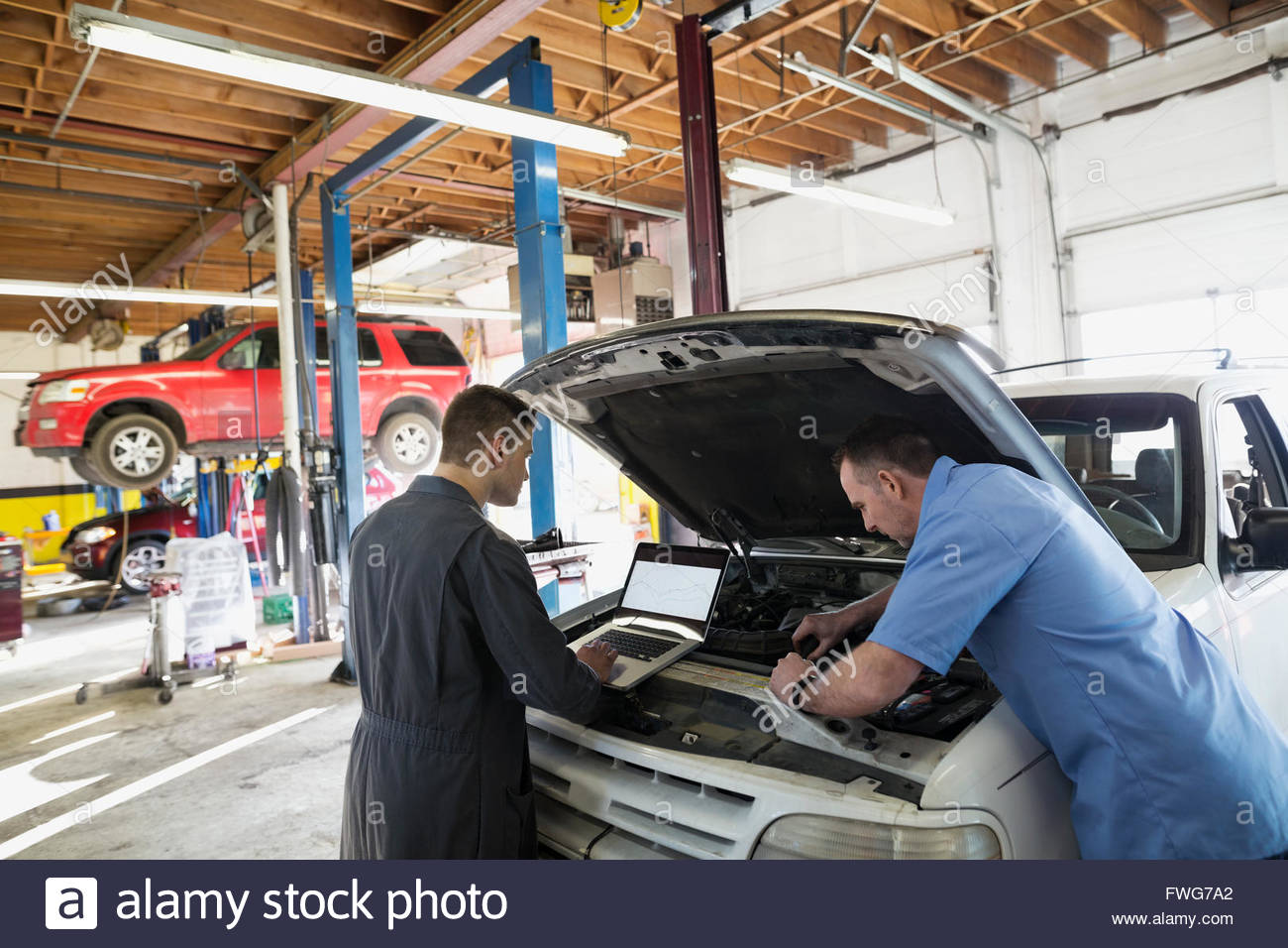 Mechanik mit Laptop die Motor-Diagnose Stockfoto