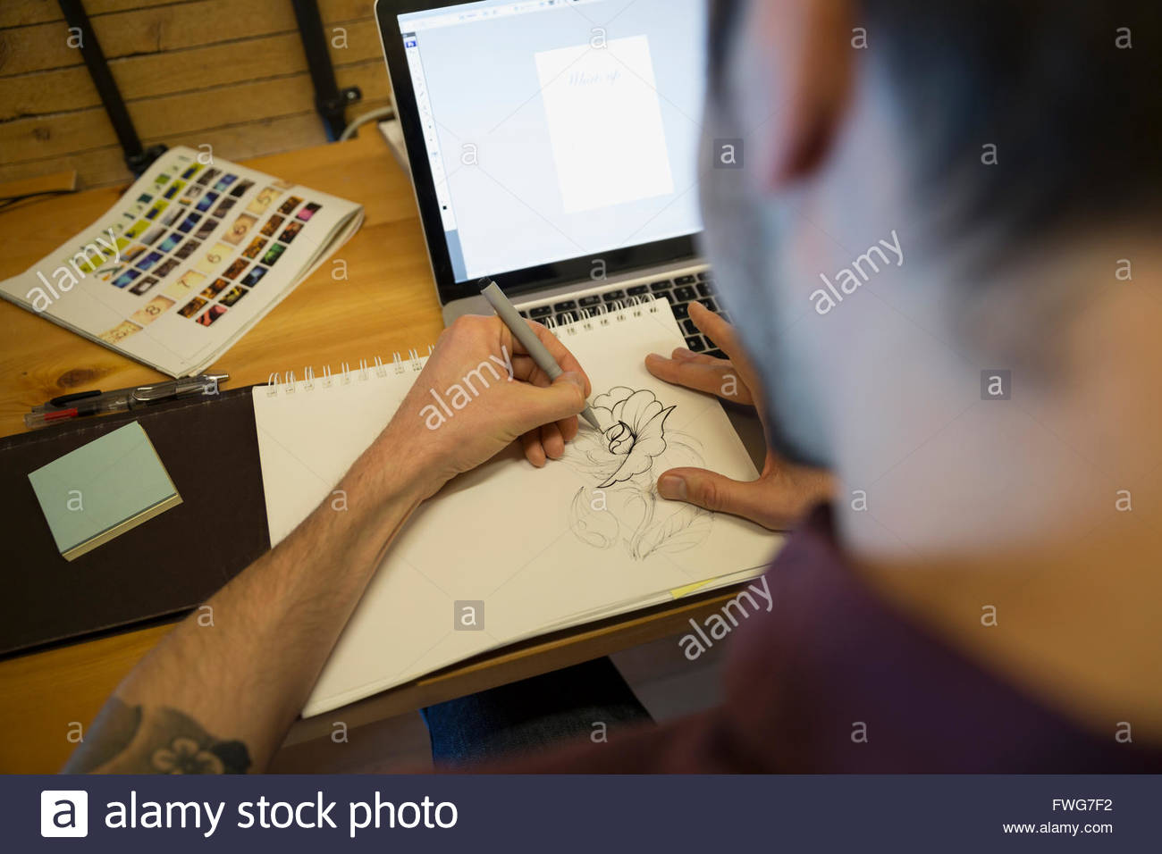 Designer skizzieren am Laptop im Büro Stockfoto