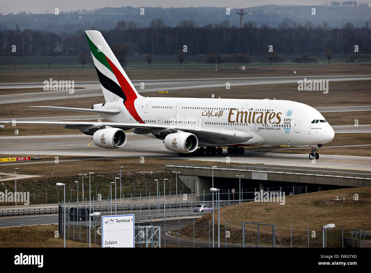 Emirates Airbus A380 800 Besteuerung, Franz-Josef-Strauss-Flughafen, München, Oberbayern, Deutschland, Europa. Stockfoto