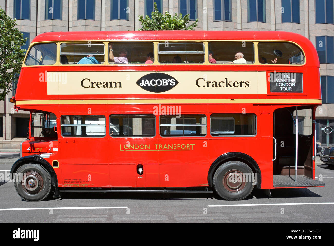 Restauriert von London Transport original roten Routemaster Doppeldeckerbus bietet Touristen mit einer Kriegszeit London England UK-Sightseeing-tour Stockfoto