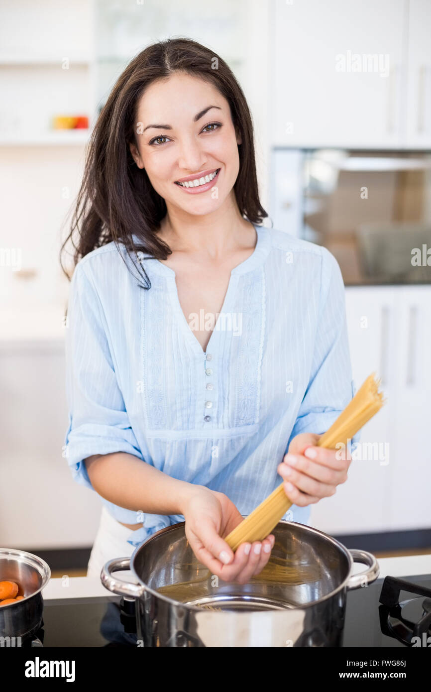 Frau Spaghetti Nudeln in der Küche vorbereiten Stockfoto