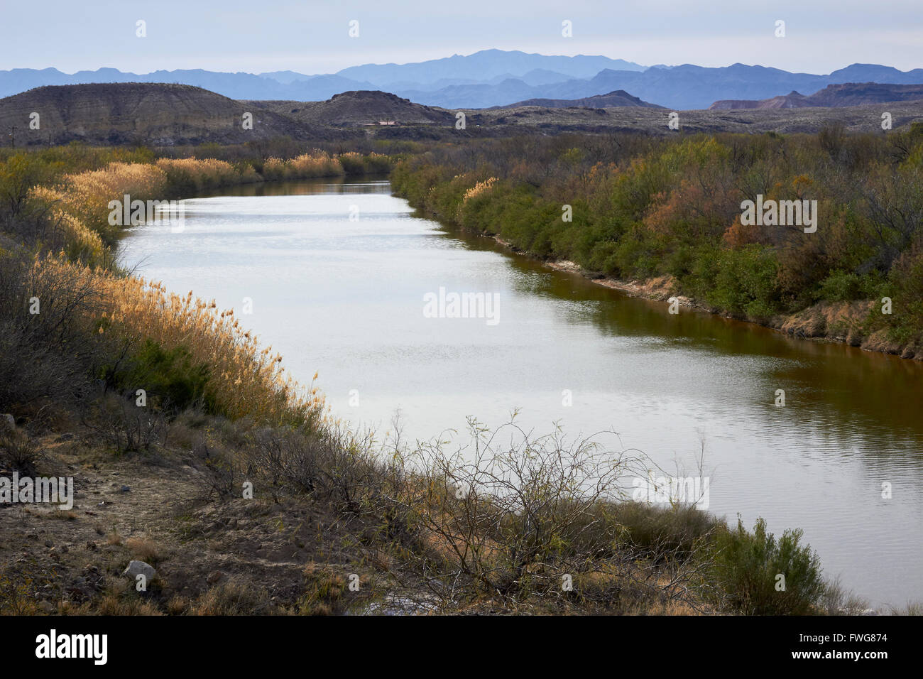 Rio Grande River an der Grenze von Texas Mexiko in Big Bend Country, Süd-Texas. Mexiko ist auf der rechten Seite. Stockfoto