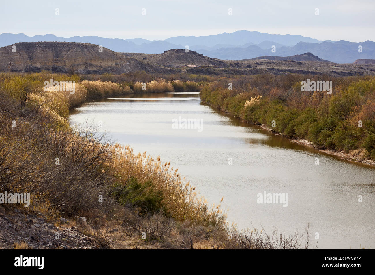 Rio Grande River an der Grenze von Texas Mexiko in Big Bend Country, Süd-Texas. Mexiko ist auf der rechten Seite. Stockfoto