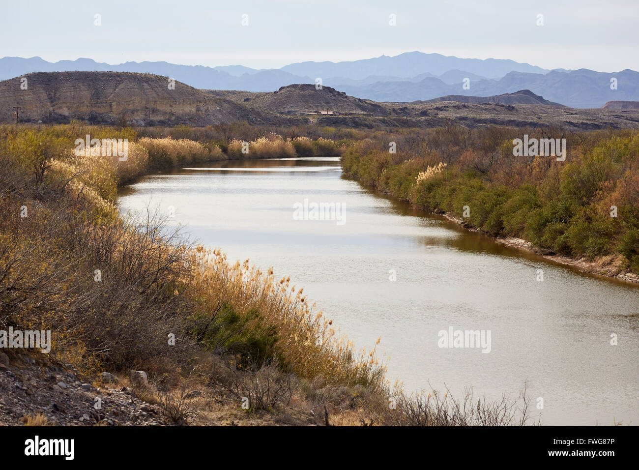 Rio Grande River an der Grenze von Texas Mexiko in Big Bend Country, Süd-Texas. Mexiko ist auf der rechten Seite. Stockfoto