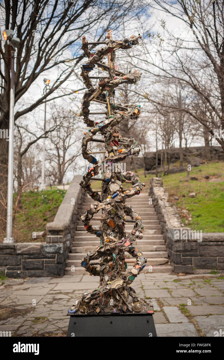 "DNA-Totem" des Künstlers Suprina Kenney wird auf Samstag, 2. April 2016 in Marcus Garvey (Mount Morris) Park in Harlem in New York gesehen. Der 9-Fuß hohen Skulptur im öffentlichen Raum stellt einen DNA-Strang und ist aus Stahl gefertigt, in dem der Künstler abgelegten Objekte eingebettet hat, die sie auf der Straße gefunden hat. Die Skulptur wird bis 30. September 2016 zu sehen.  (© Richard B. Levine) Stockfoto