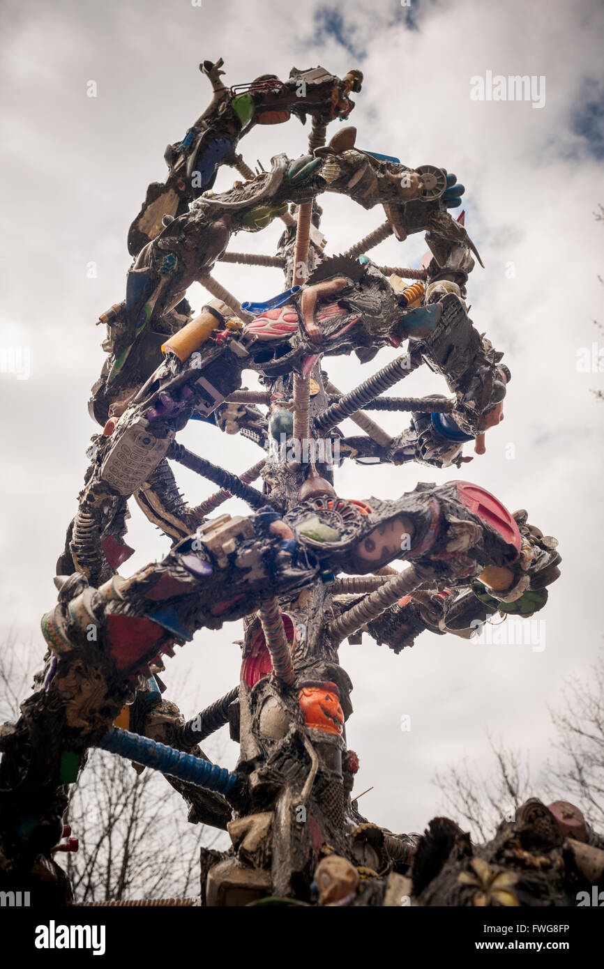 Detail des "DNA-Totem" des Künstlers Suprina Kenney in Marcus Garvey (Mount Morris) Park in Harlem in New York am Samstag, 2. April 2016. Der 9-Fuß hohen Skulptur im öffentlichen Raum stellt einen DNA-Strang und ist aus Stahl gefertigt, in dem der Künstler abgelegten Objekte eingebettet hat, die sie auf der Straße gefunden hat. Die Skulptur wird bis 30. September 2016 zu sehen.  (© Richard B. Levine) Stockfoto