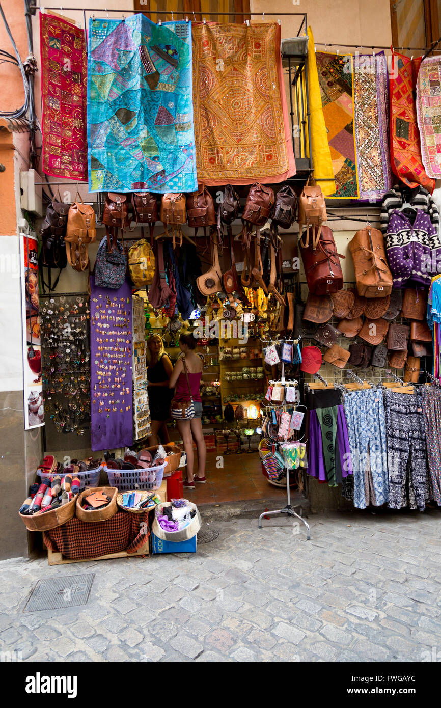 Bunter Markt im Stadtteil Alcaiceria von Granada, Spanien. Stockfoto