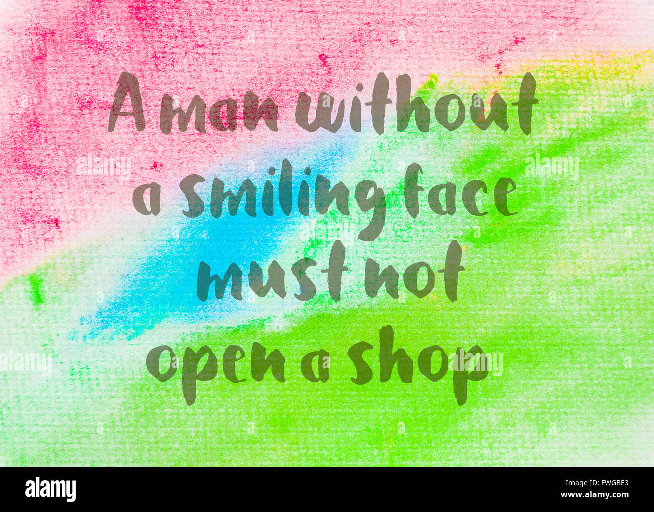 Ein Mann ohne ein lächelndes Gesicht muss keinen Shop eröffnen. Inspirierend Zitat über abstrakte Wasser Farbe strukturierten Hintergrund Stockfoto