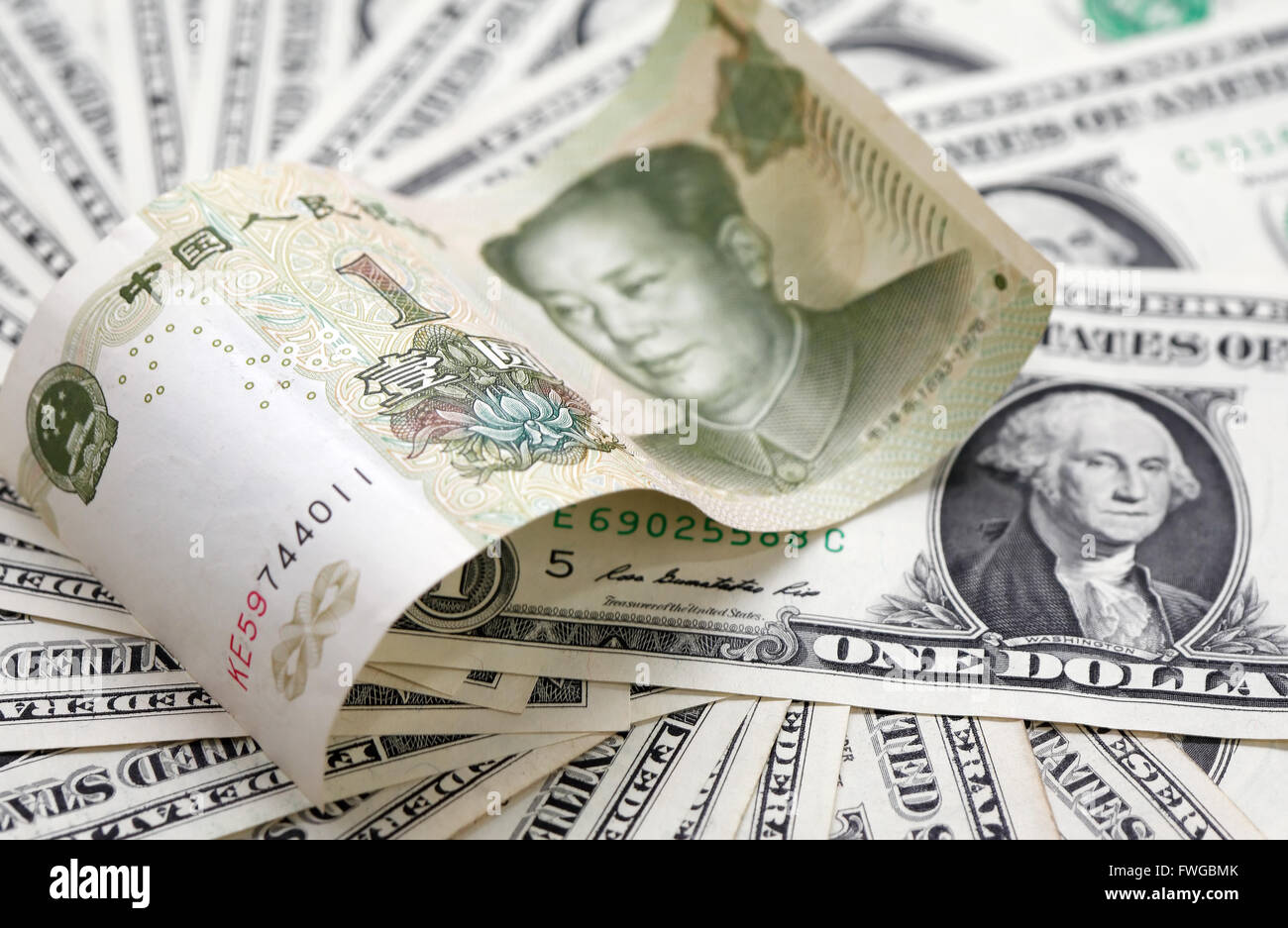 Eine chinesische Yuan-Banknote auf USA Dollar Hintergrund Stockfoto