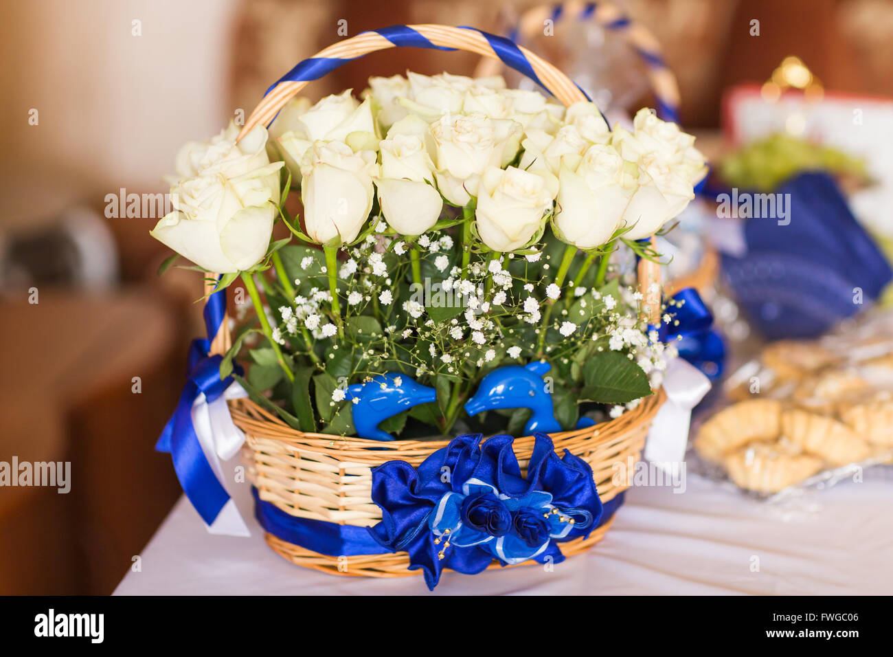 Bouquet von weißen Rosen im Korb Stockfoto