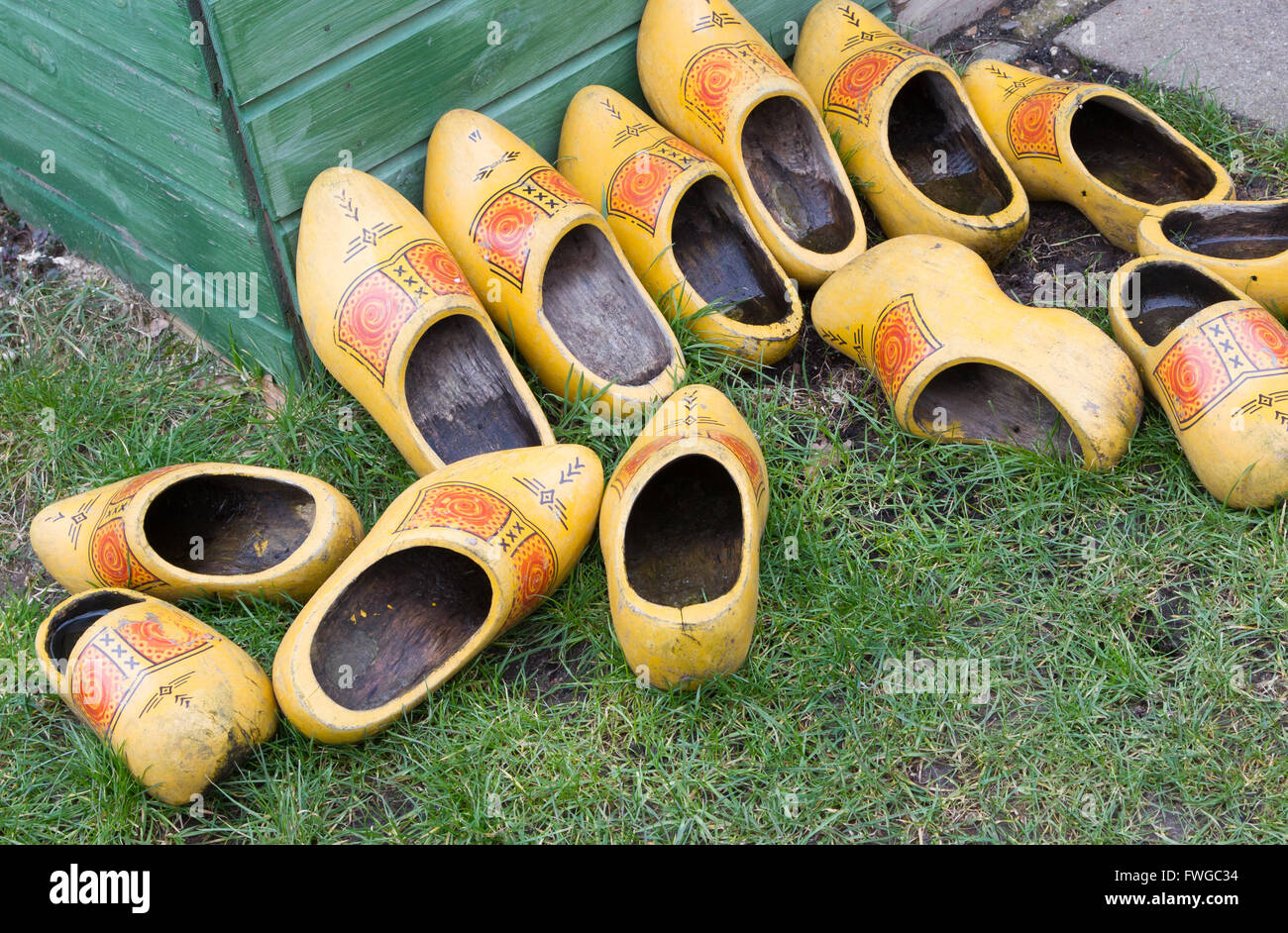Haufen von holländischen Clog/Holz Schuhe draußen im Regen Stockfoto