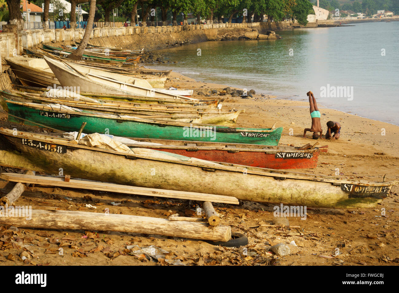 Sao Tome Strand voll mit Fischerboote Stockfoto