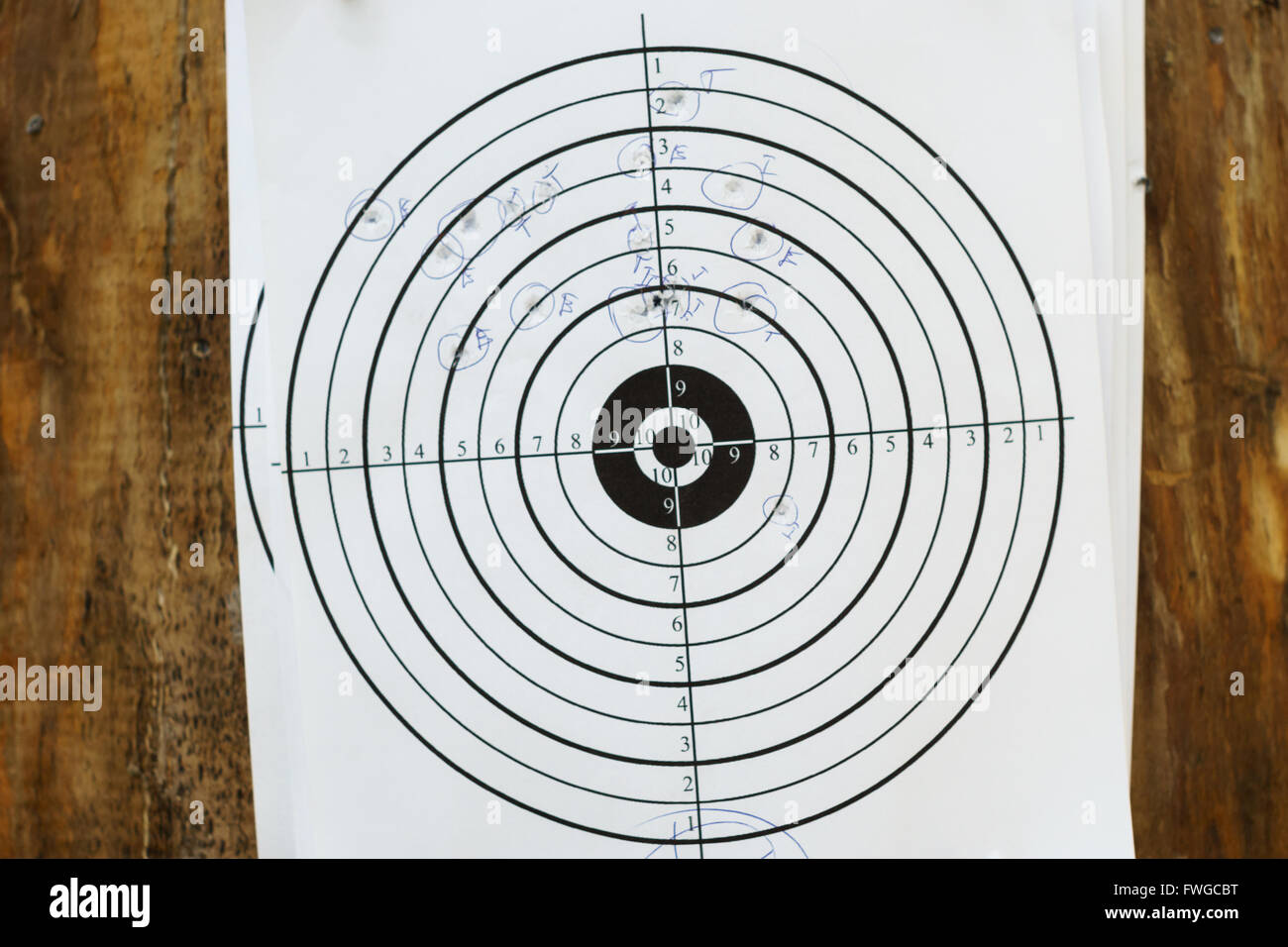 Shooting mit Shothun in einfachen Terget im Freien zu üben Stockfoto