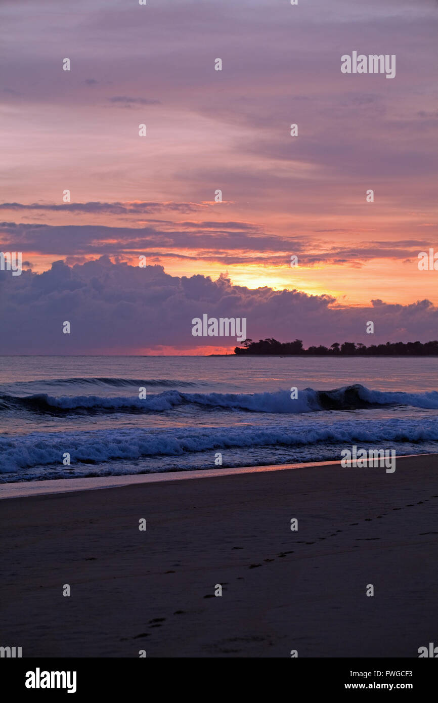 Dawn. Sunrise. Fußspuren im Sand. Sambava Strand. Sava Region. Blick auf den Indischen Ozean. Nord-Ost-Küste. Madagaskar. Stockfoto