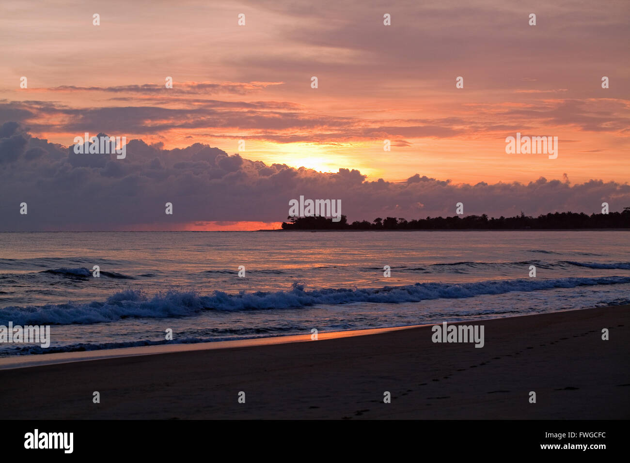 Dawn. Sunrise. Fußspuren im Sand. Sambava Strand. Sava Region. Blick auf den Indischen Ozean. Nord-Ost-Küste. Madagaskar. Stockfoto