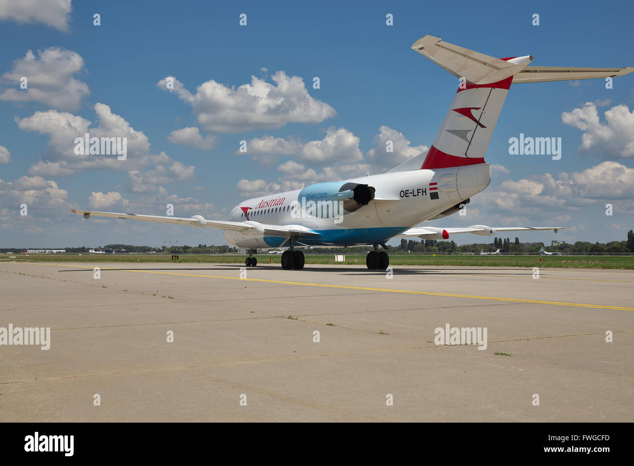 Borispol, Ukraine - 5. Juli 2014: Austrian Airlines Fokker-70 Passagierflugzeug des Rollens zum Terminal nach der Landung - Rückansicht Stockfoto