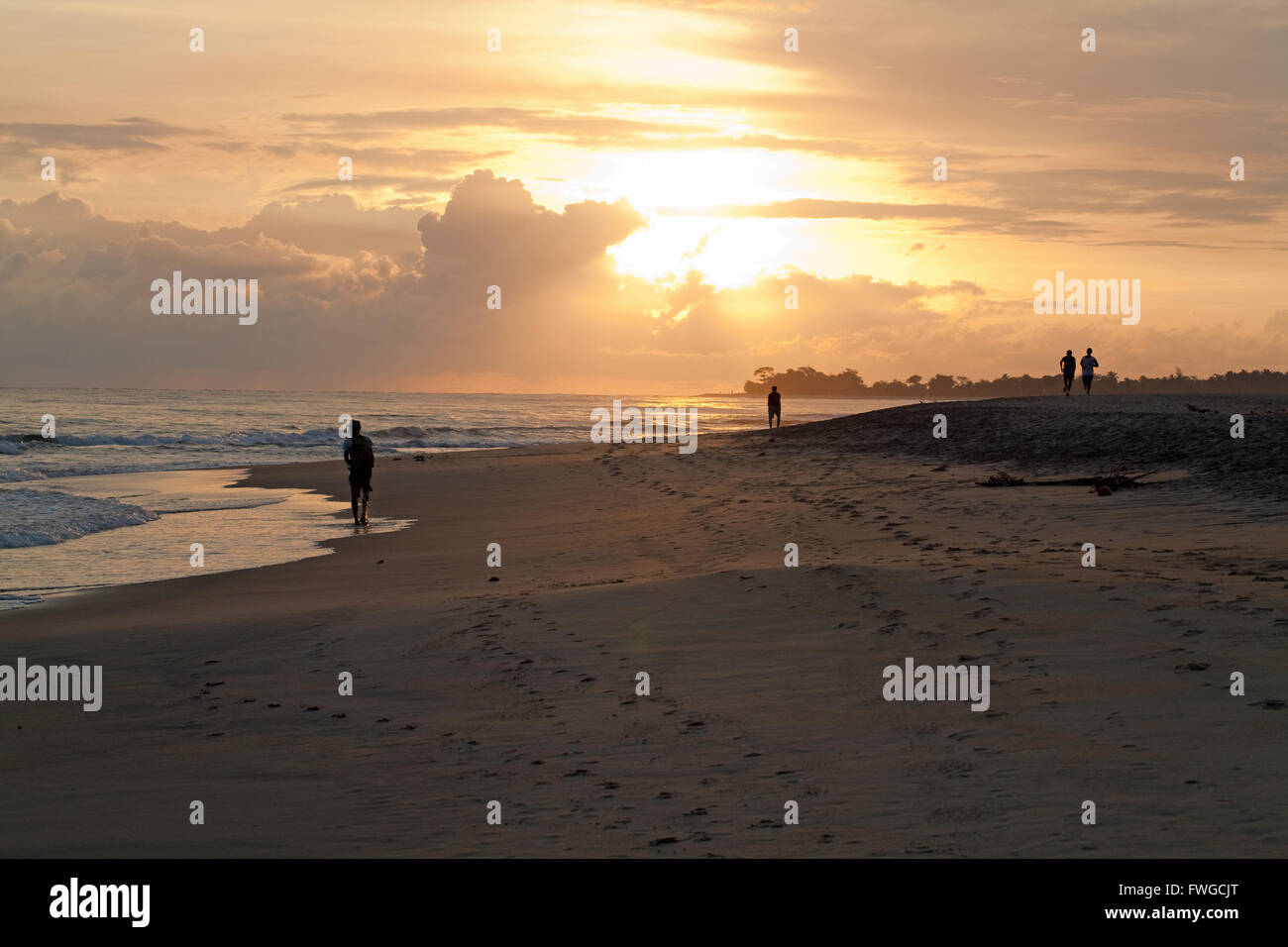 Trainieren Sie am frühen Morgen. Dawn. Sambava Strand. Nordöstlichen Madagaskar. Stockfoto