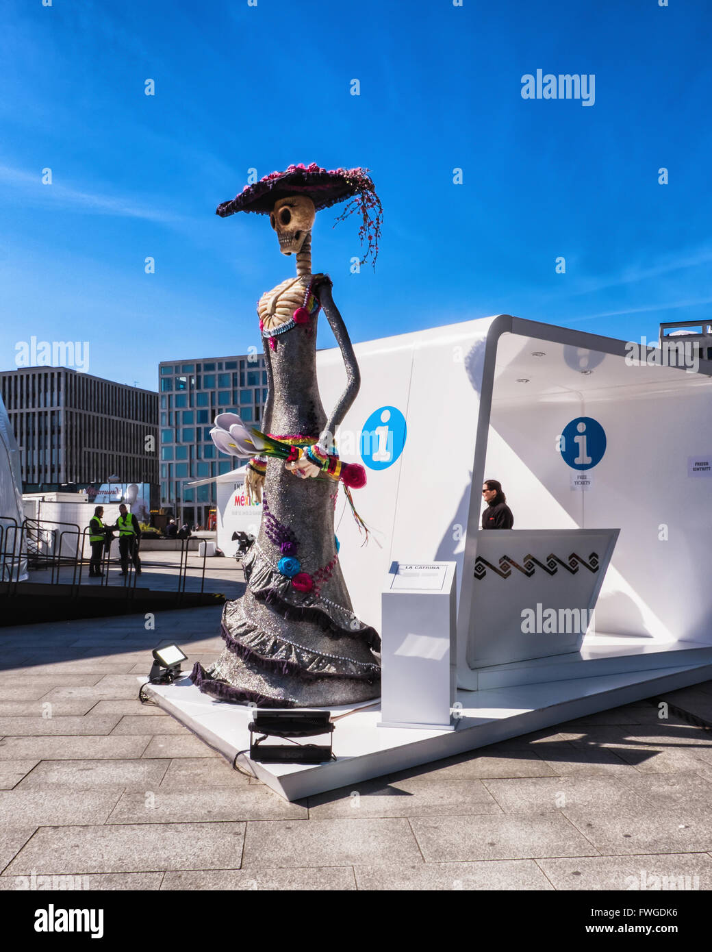 La Catrina, Wahrzeichen des mexikanischen Tag der Toten, am mexikanischen Tourismus Förderung & Display außerhalb Hauptbahnhof, Berlin Stockfoto