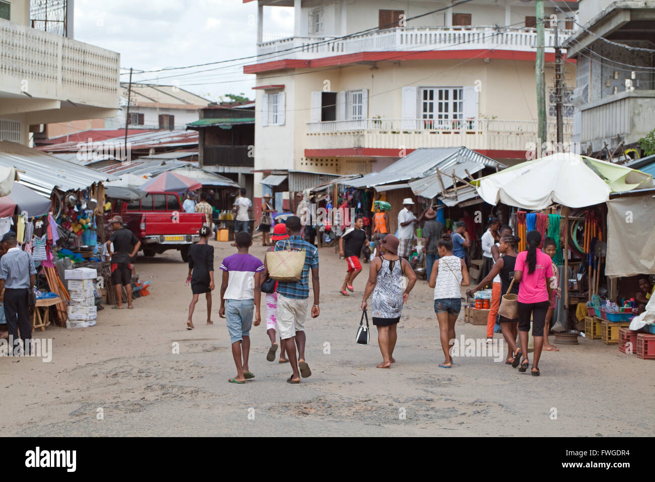 Sambava. Seitenstraße mit Marktständen. Nordostküste. Madagaskar. Stockfoto