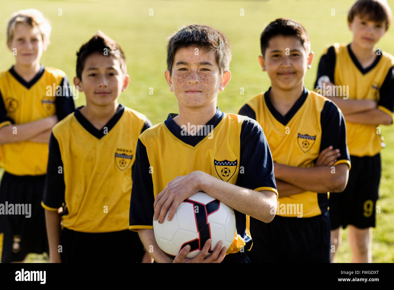Eine Gruppe von jungen im Fußball Trikots, ein Betrieb einen Fußball. Stockfoto
