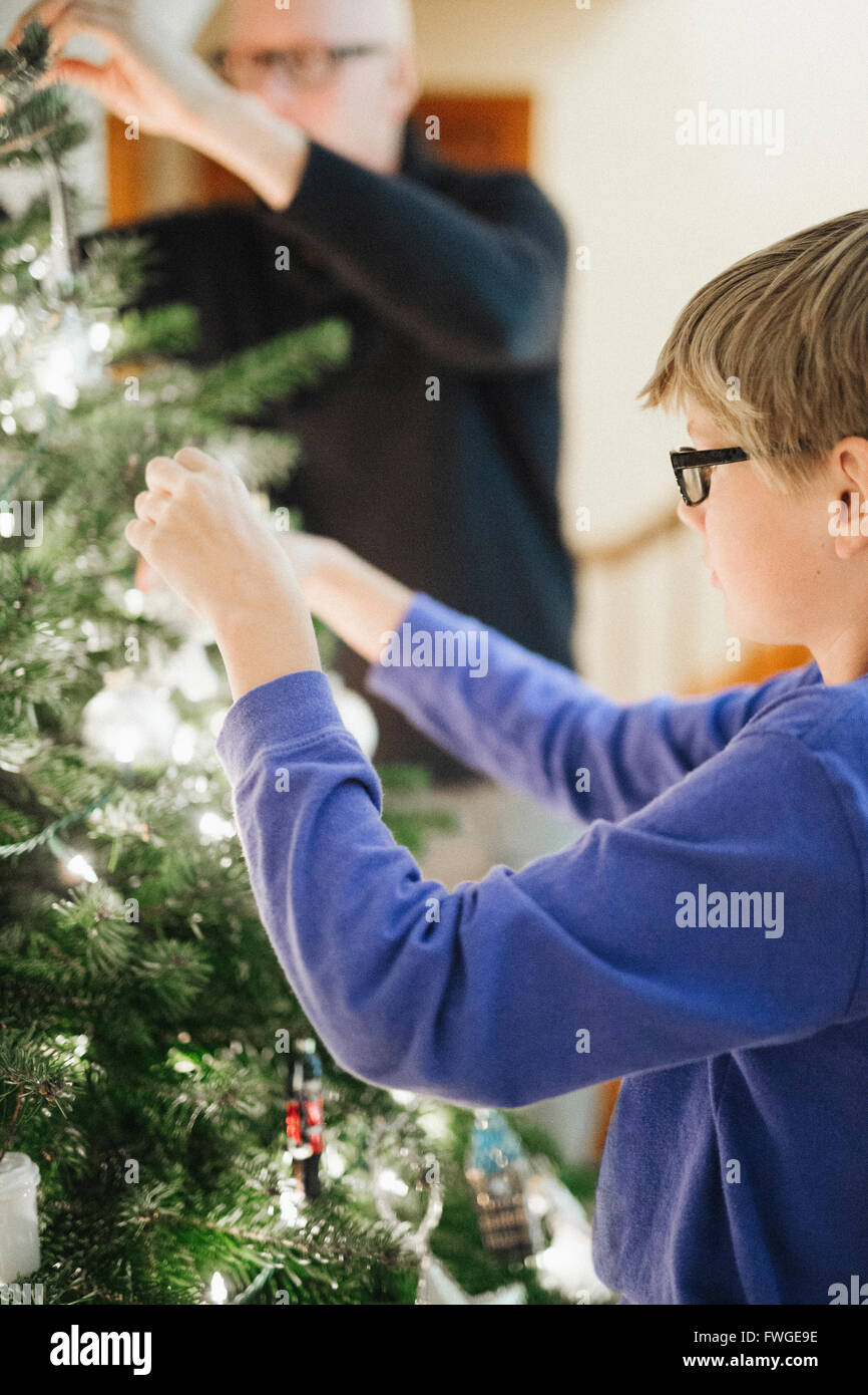 Eine Person, einen Weihnachtsbaum zu Hause dekorieren. Stockfoto