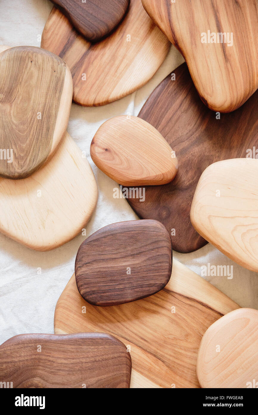 Eine Sammlung von kleinen glatte gedrehte Holzobjekte von verschiedenen Farben und Mustern der Maserung des Holzes Stockfoto