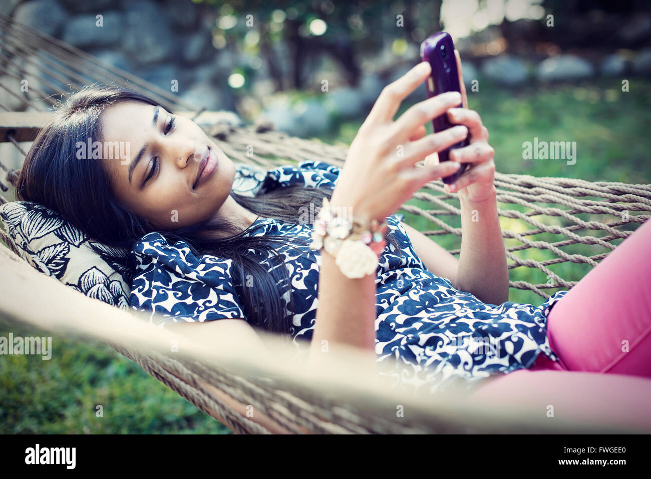 Eine Frau Garten Hängematte unter Selfies mit ihrem Telefon. Stockfoto