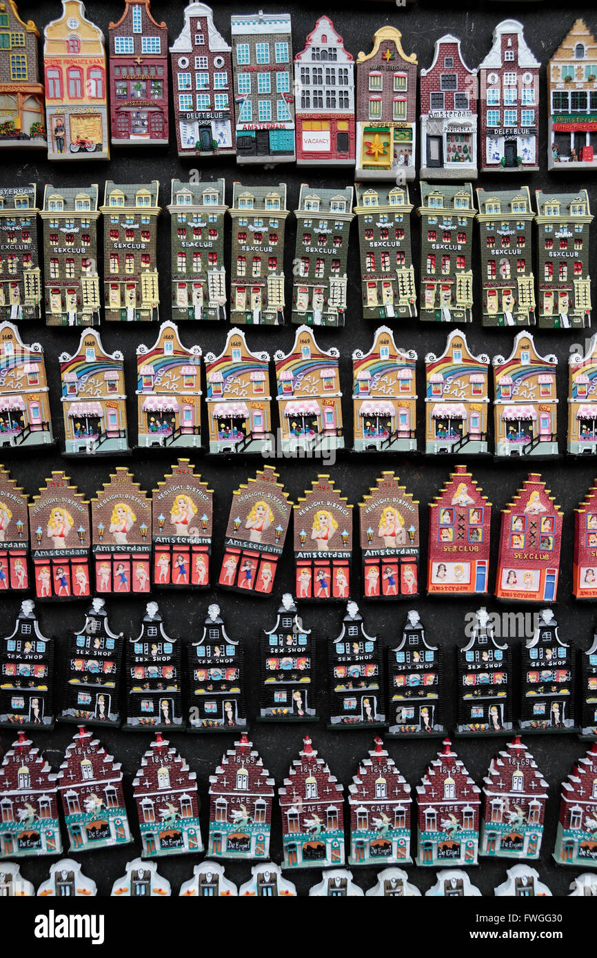 Viele verschiedene Kühlschrank Magnet Geschenke mit einem Niederländisch/Amsterdam/Sex-Industrie-Thema  in ein Erinnerungsgeschenk stall in Amsterdam, Niederlande Stockfotografie  - Alamy
