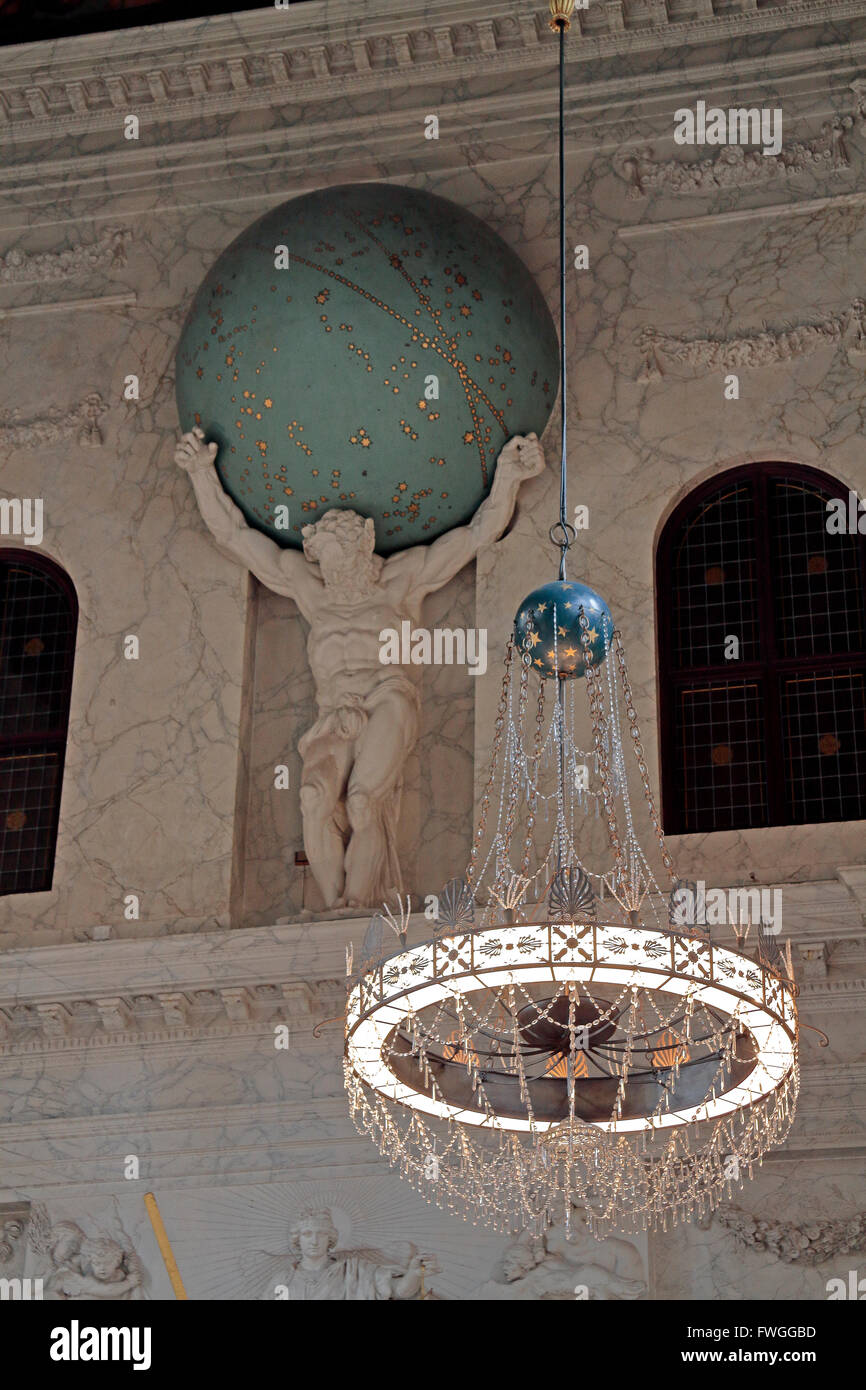 Atlas trägt die Himmelskugel in das königliche Palais in Amsterdam, Niederlande. Stockfoto