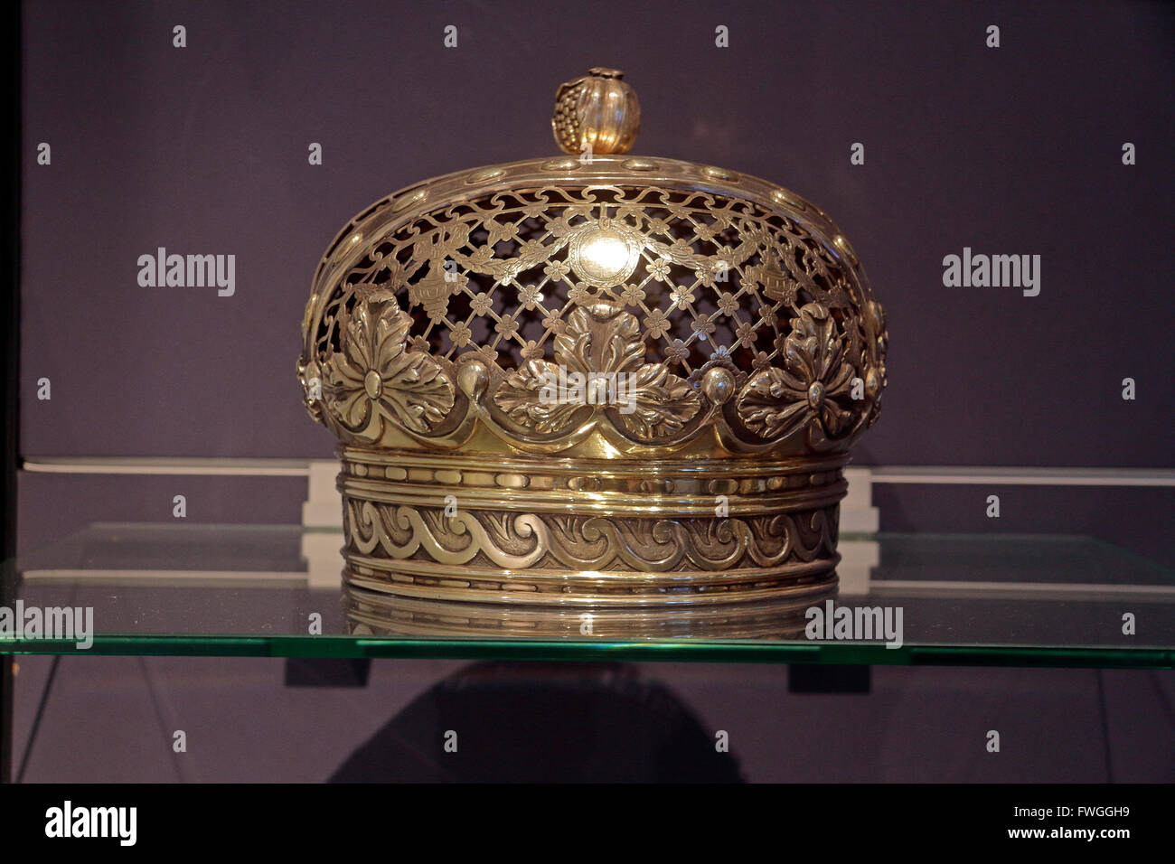 Eine Thora-Krone für das Fest der Freude des Gesetzes von 1675 in das jüdische Historische Museum, Amsterdam, Niederlande. Stockfoto