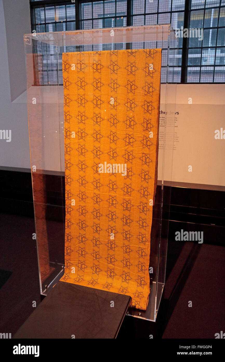 Ein Blatt der gedruckten Stars des David aus dem zweiten Weltkrieg in das jüdische Historische Museum, Amsterdam, Niederlande. Stockfoto