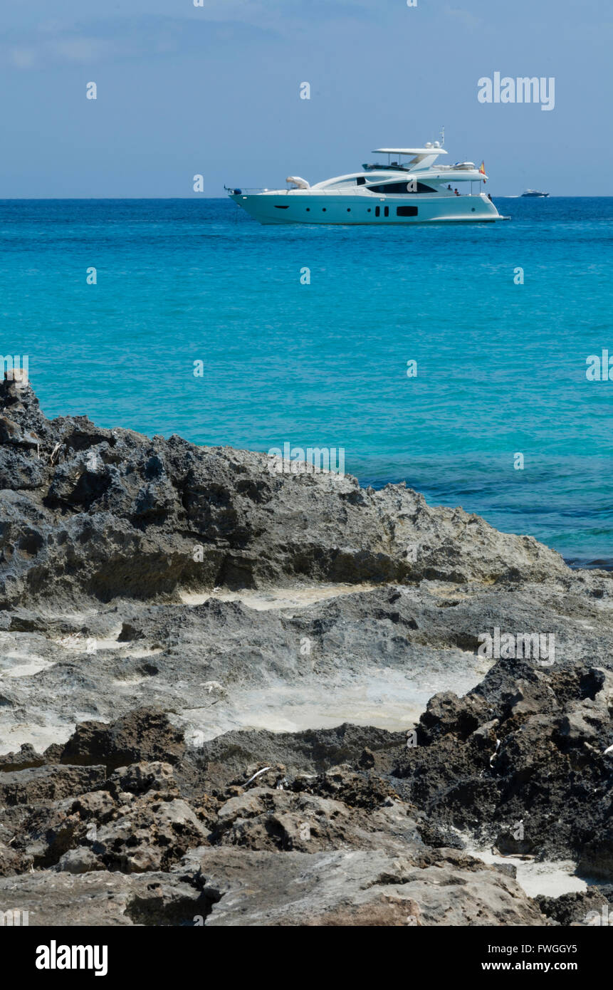 Yacht vor Anker in der Nähe der Felsen auf dem blauen Meer Stockfoto