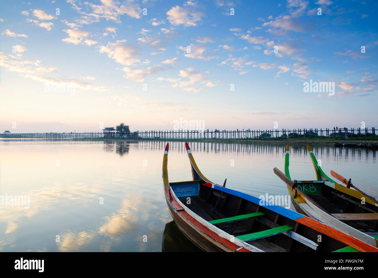 Teakholz U Bein Brücke und den Taungthaman-See in der Nähe von Amarapura, Mandalay, Myanmar (Burma), Südost-Asien Stockfoto
