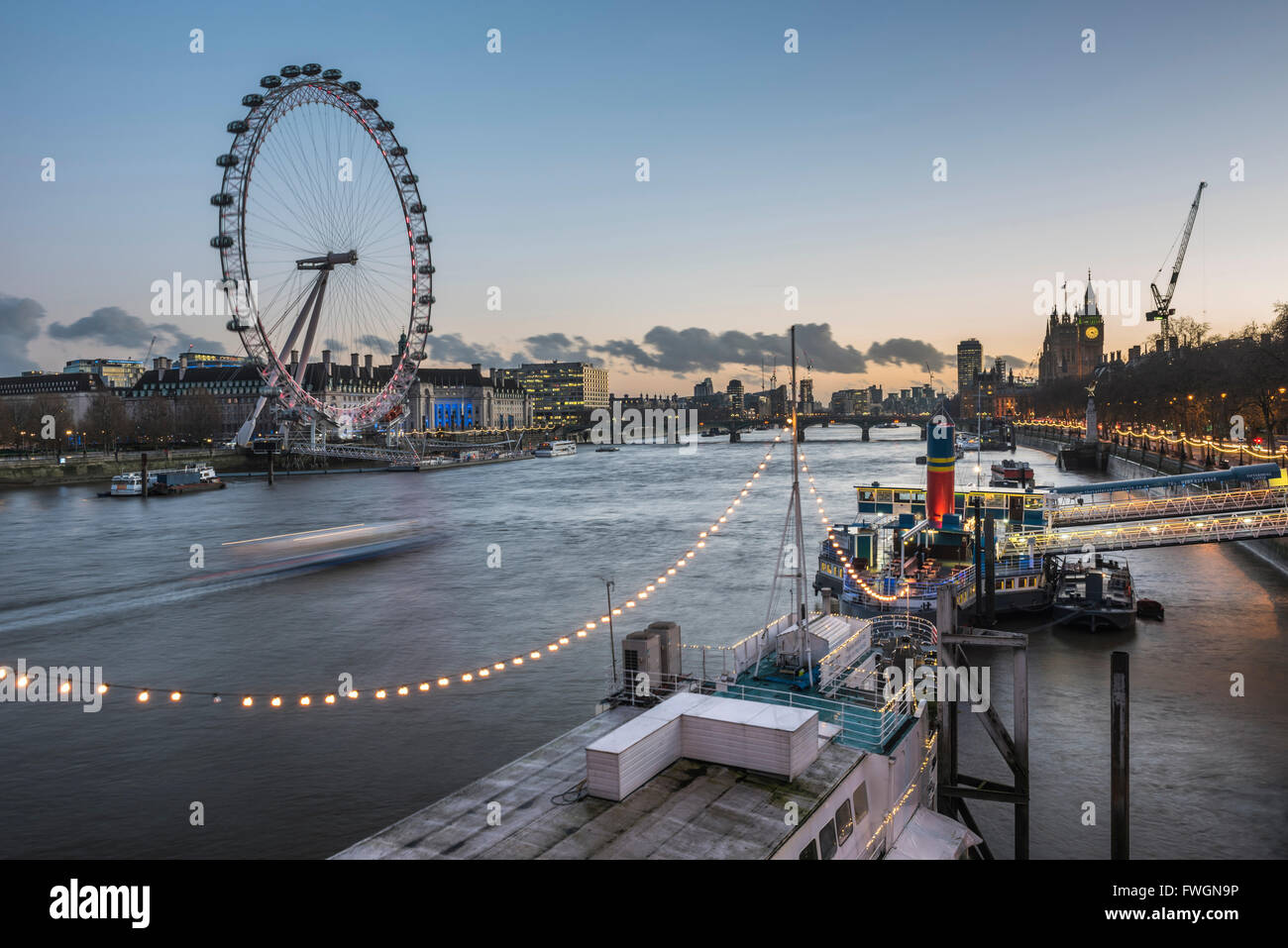 Tattershall Castle (River Thames Boat Restaurant) und The London Eye bei Nacht gesehen von Embankment, London, England Stockfoto