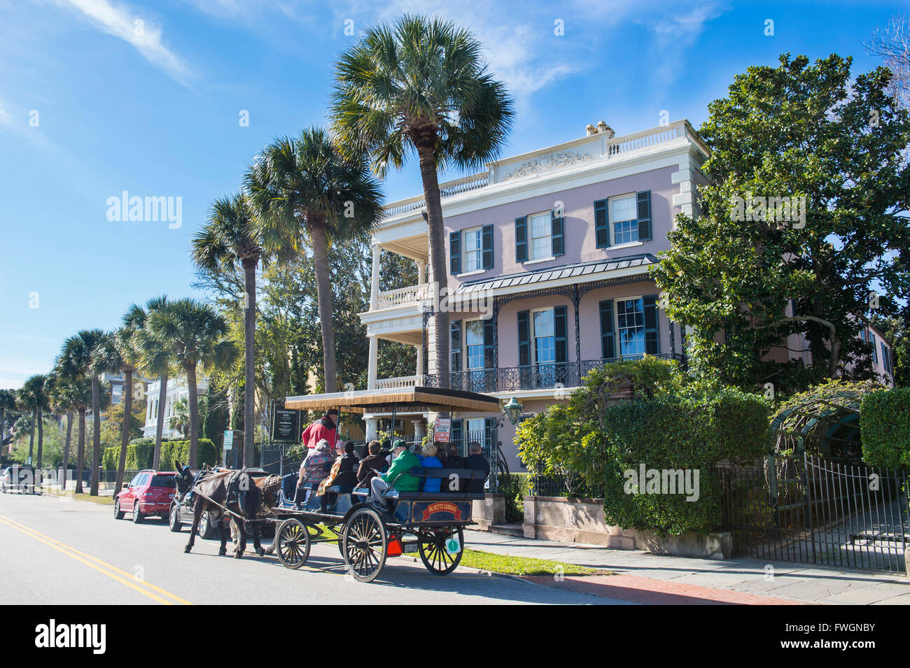 Pferdewagen vor einem Haus im Kolonialstil, Charleston, South Carolina, Vereinigte Staaten von Amerika, Nordamerika Stockfoto