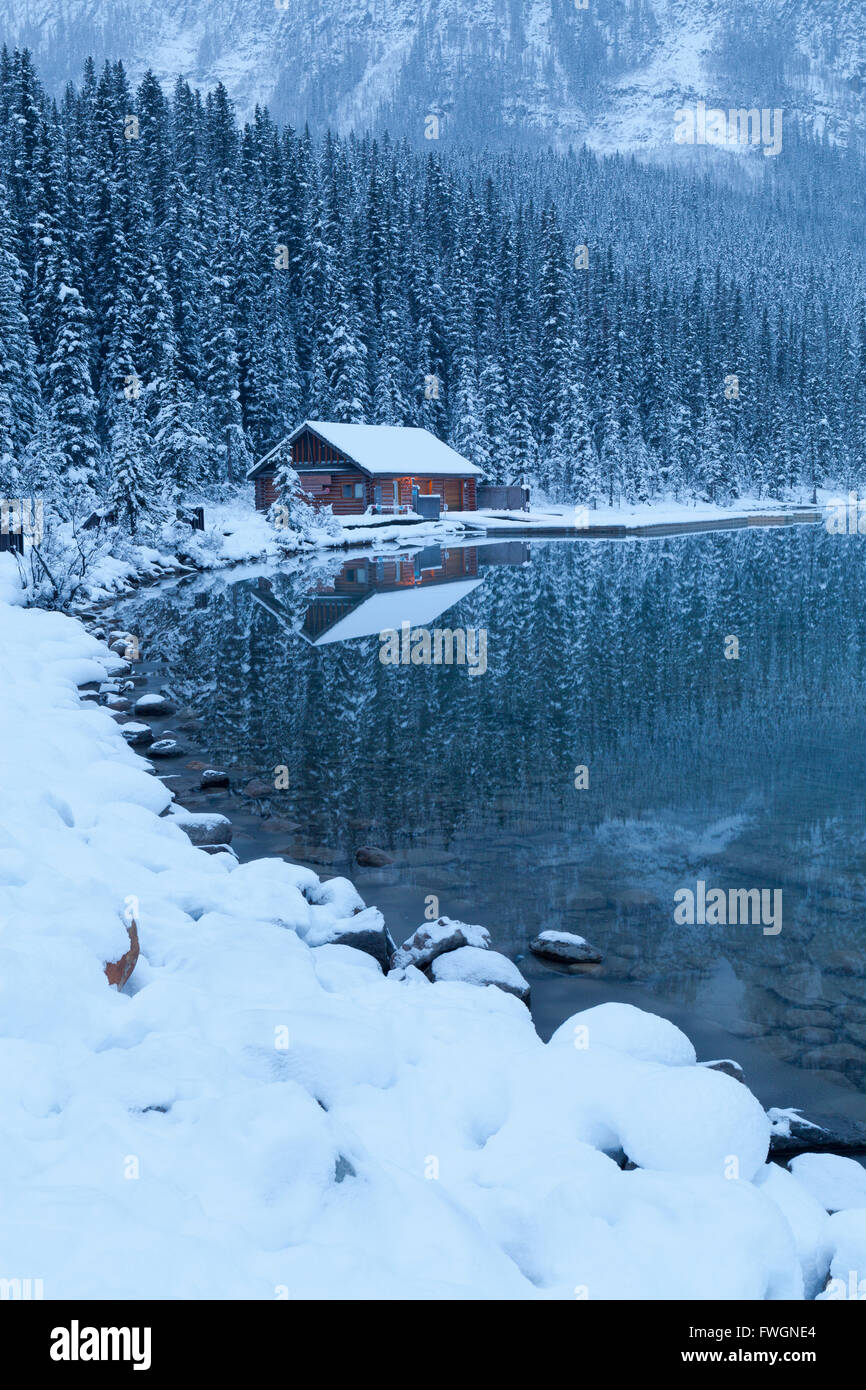 Bootshaus am Lake Louise, Banff Nationalpark, UNESCO-Weltkulturerbe, Rocky Mountains, Alberta, Kanada, Nordamerika Stockfoto