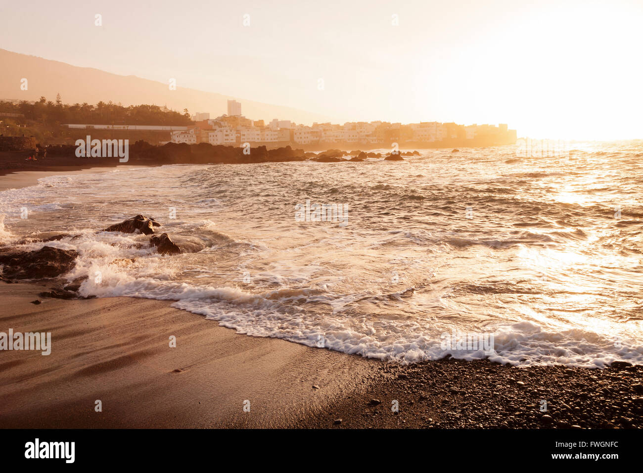 Strand Playa Jardin, Punta Brava bei Sonnenuntergang, Puerto De La Cruz, Teneriffa, Kanarische Inseln, Spanien, Atlantik, Europa Stockfoto