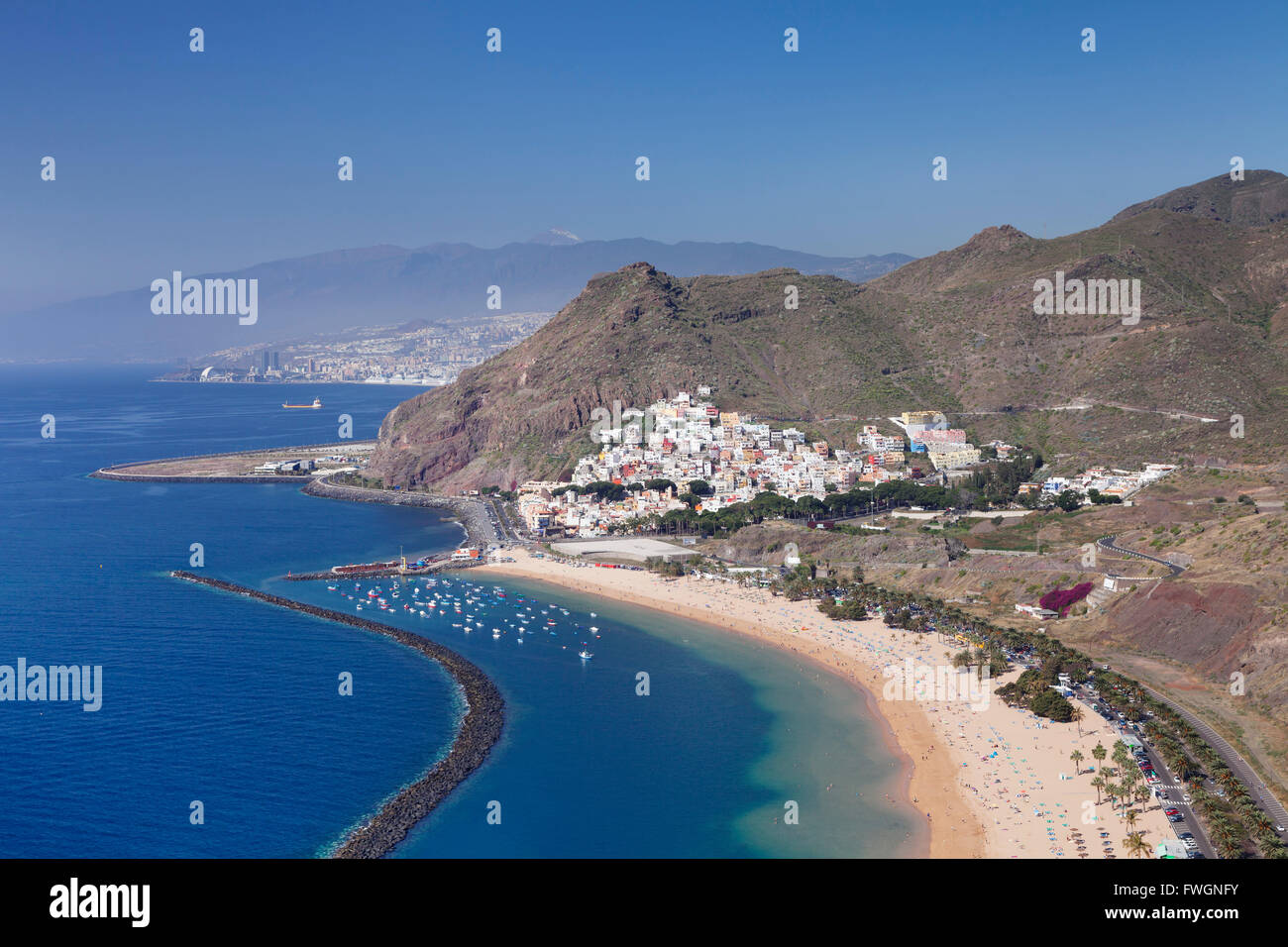 Playa de Las Teresitas Strand, San Andres im Hinblick auf Pico del Teide, Teneriffa, Kanarische Inseln, Spanien, Atlantik, Europa Stockfoto